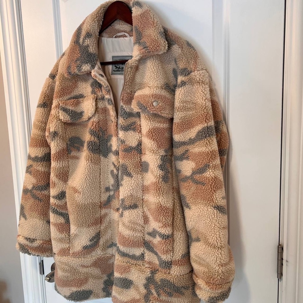 Levi's womens Oversized Long Sherpa Trucker Jacket size M - Picture 5 of 12